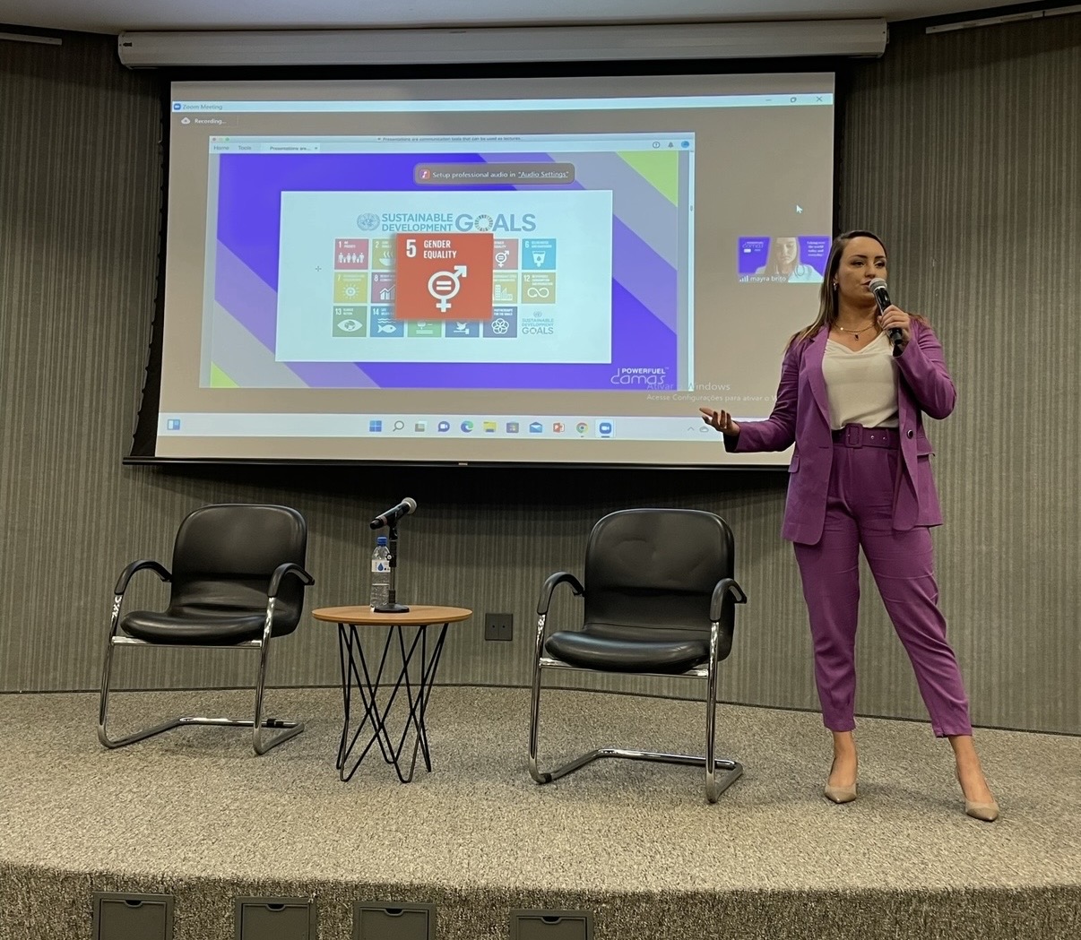 Danielle Vantini on stage presenting AI and gender equality — São Paulo 2022